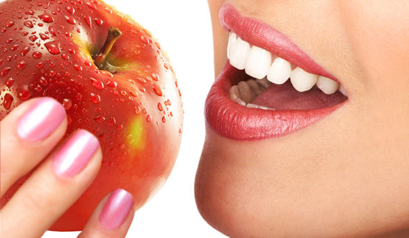 Memutihkan Gigi Secara Alami Menggunakan Apel