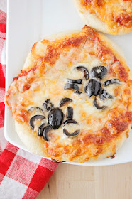 These Halloween mini pizzas are adorable and so easy to make! A fun and delicious Halloween dinner the whole family will love!