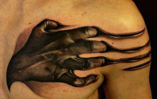 Impressionante mão rasgando a carne da tatuagem