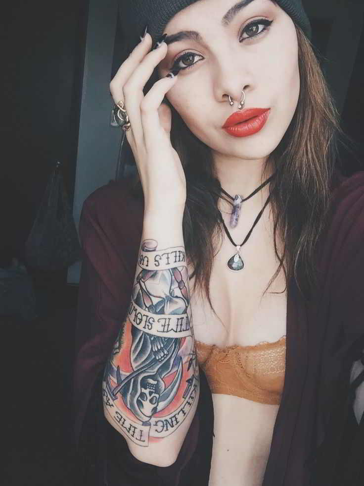foto con mujer tatuada, lleva tatuaje con significado