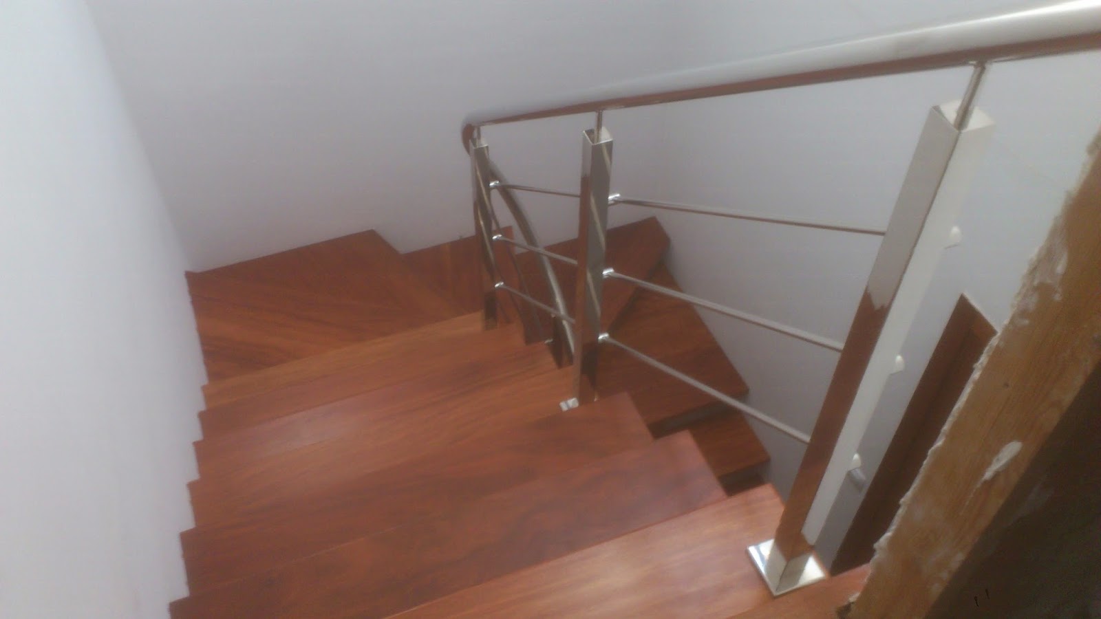 ESCALERAS Y PASAMANOS: ESCALERA CON ZANCA CENTRAL Y PASAMANOS INOX