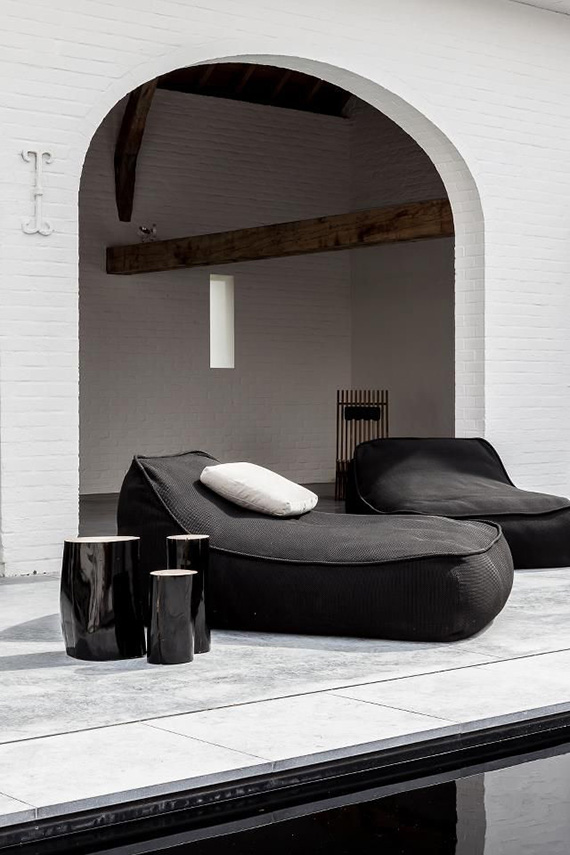 Arches and super cushy chaise longues |  Cafeine.be. Shot for Hvo