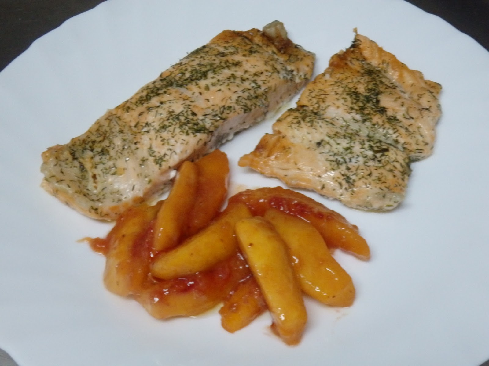OSUKAA IS COOKING SALMON AL MICROONDAS CON SALSA DE YOGUR Y NECTARINAS CARAMELIZADAS / SALMON