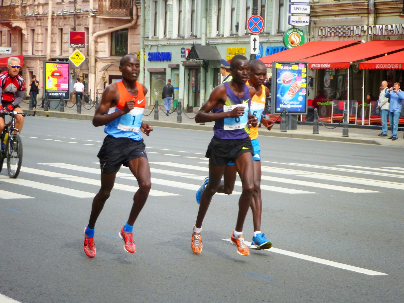 Кениец марафонец. Радостные кенийцы. Легкоатлетический пробег название. Белые ночи забег 42км.