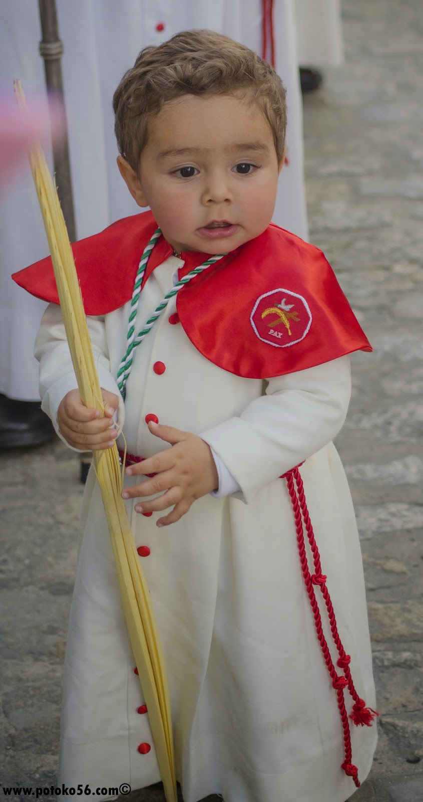 Un pequeño vestido de Nazareno en el Domingo de Ramos en Rota 