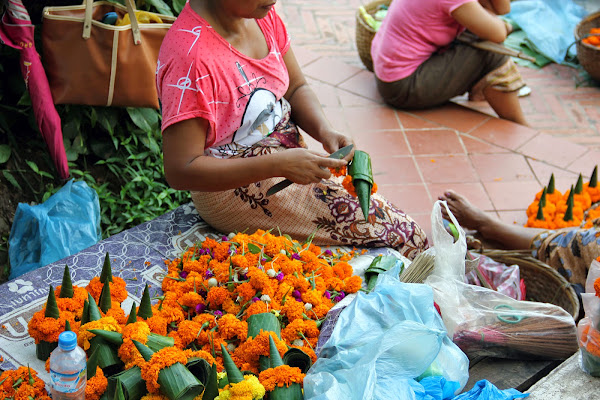 Ofrendas florales a los pies de la colina Phou Si