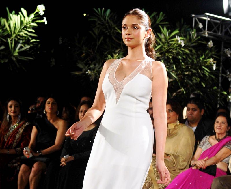 Aditi Rao Hydari rampwalk, Aditi Rao Hydari in sexy white dress, Aditi Rao Hydari hot pics, Aditi Rao Hydari sexy photos