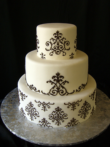 If you want a more timeless clean look for your wedding cake 