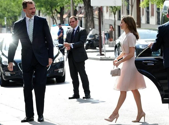 Queen Letizia wore Hugo Boss Diblissea Dress and UTERQUE Leather Belt with Dragonfly Buckle, Jewels Coolook Sarin Earrings