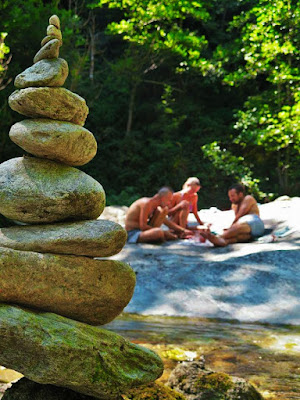 torrente sassi in equilibrio