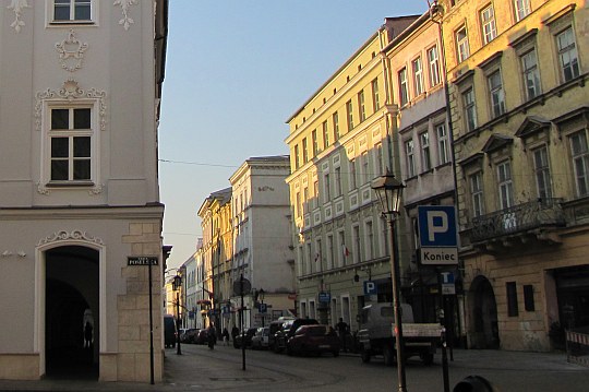 Grodzka ze skrzyżowania z Poselską. Pierwsza z prawej to kamienica w której mieszkał Wit Stwosz.