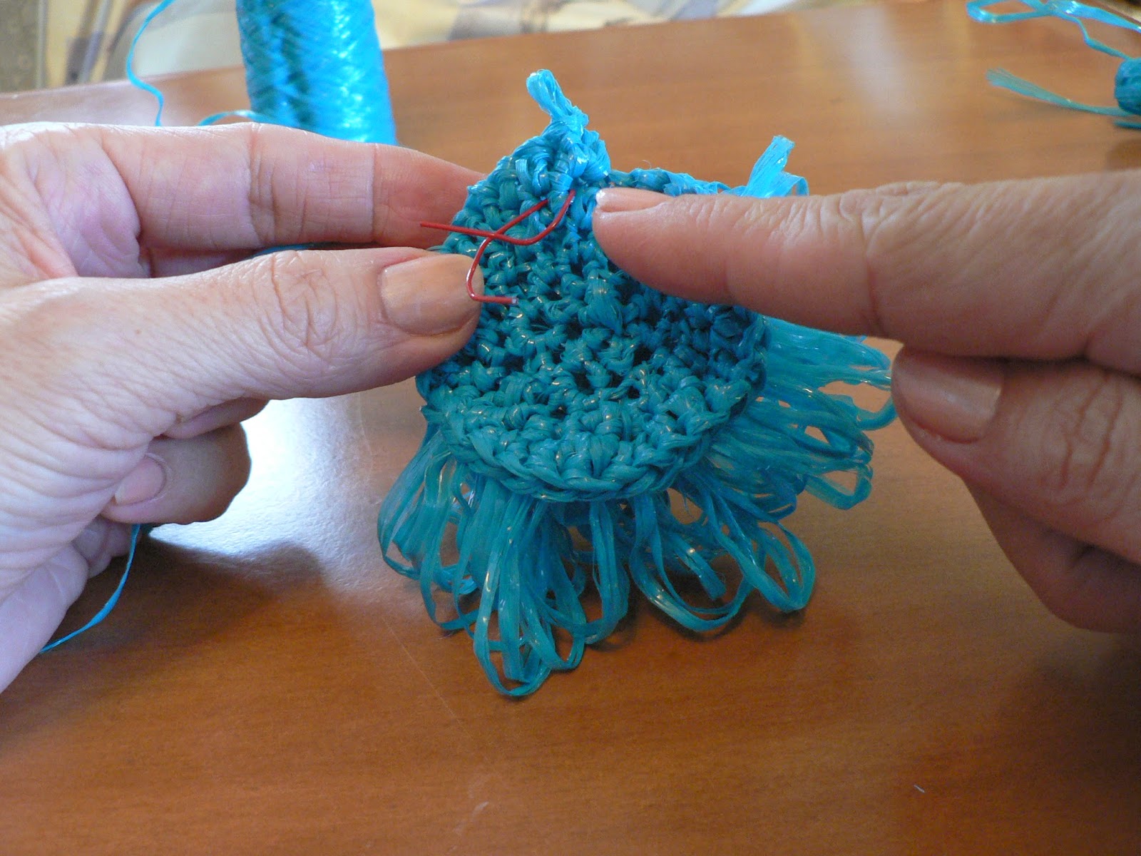 Мочалки вязаные маленькие. Мочалка вязанная круглая. Вязаные мочалки крючком. Как связать круглую мочалку для начинающих. Вязаные мочалки для кухни.