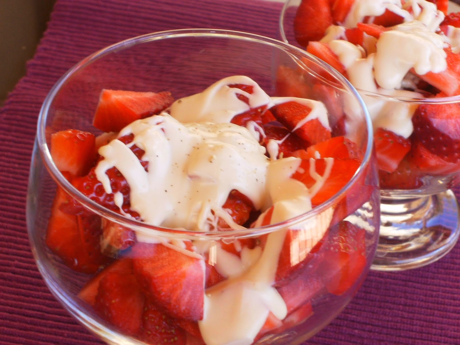 FRESAS CON CHOCOLATE BLANCO CON UN TOQUE DE PIMIENTA ROJA