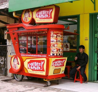 Kebab Turki Baba Rafi dan Corner Kebab tiap bulan acapkali memesan 10 hingga 15 booth dengan neraca pemesanan sebesar Rp. 6 juta - Rp. 100 juta.