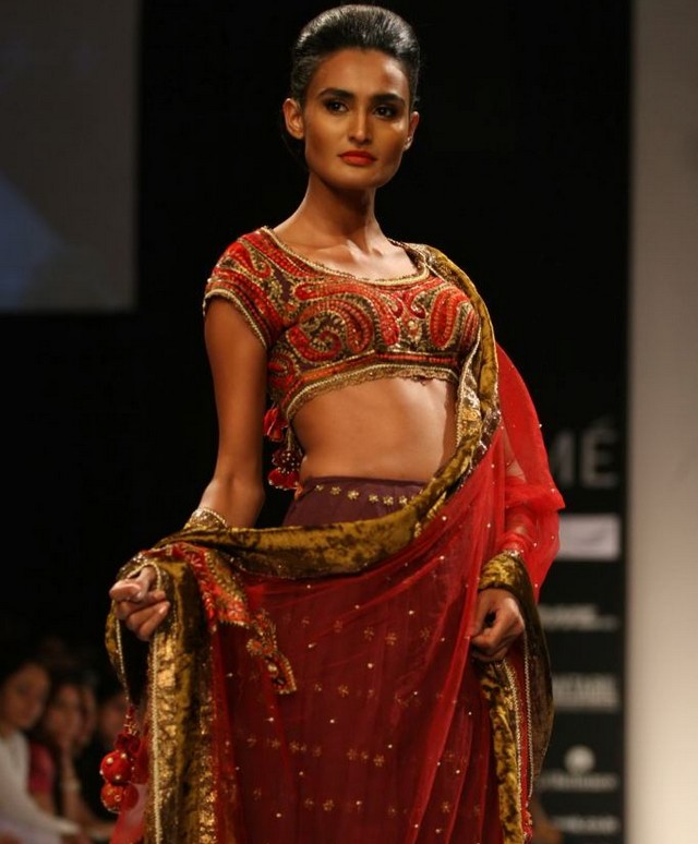 Sexy Sonam Kapoor Hot Style  Lakme Fashion Week 2011