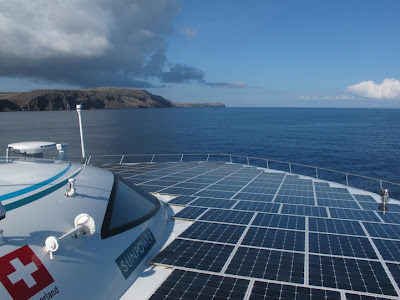 barco con paneles solares
