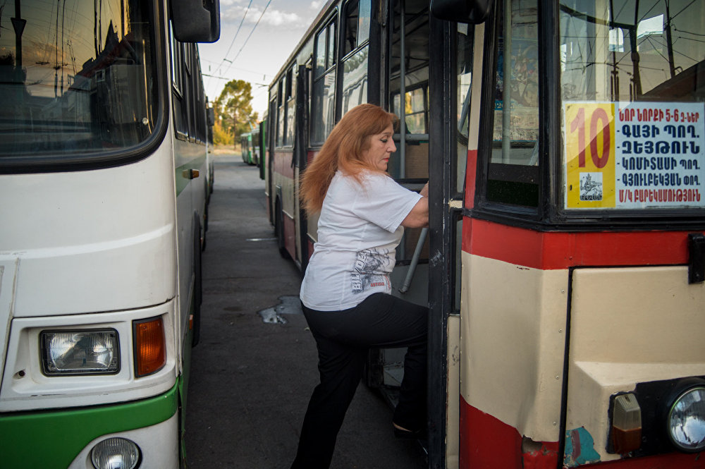 Водитель ереване. Женщина водитель троллейбуса. Ереван троллейбус водитель. Зарплата водителя троллейбуса в Ереване на сегодня.