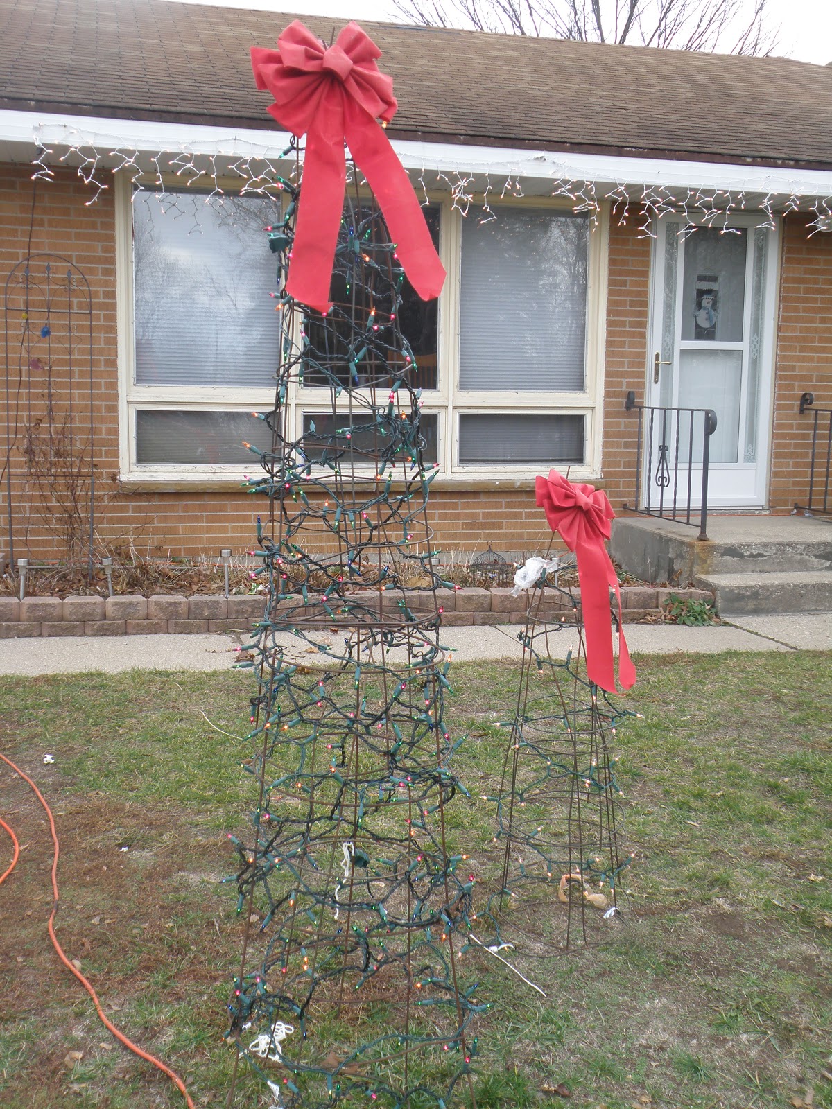 Crafty Me....I Made it Myself! Tomato Cage Christmas Trees