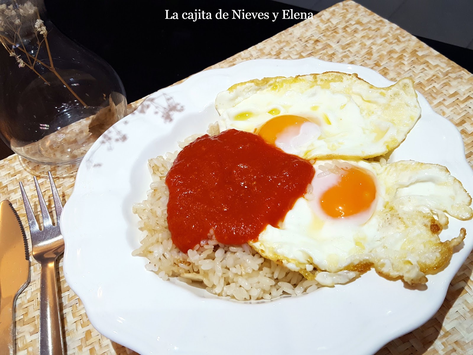 Arroz con tomate y huevos fritos