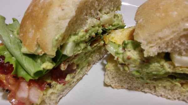 sandwich de pollo al curry con salsa de aguacate
