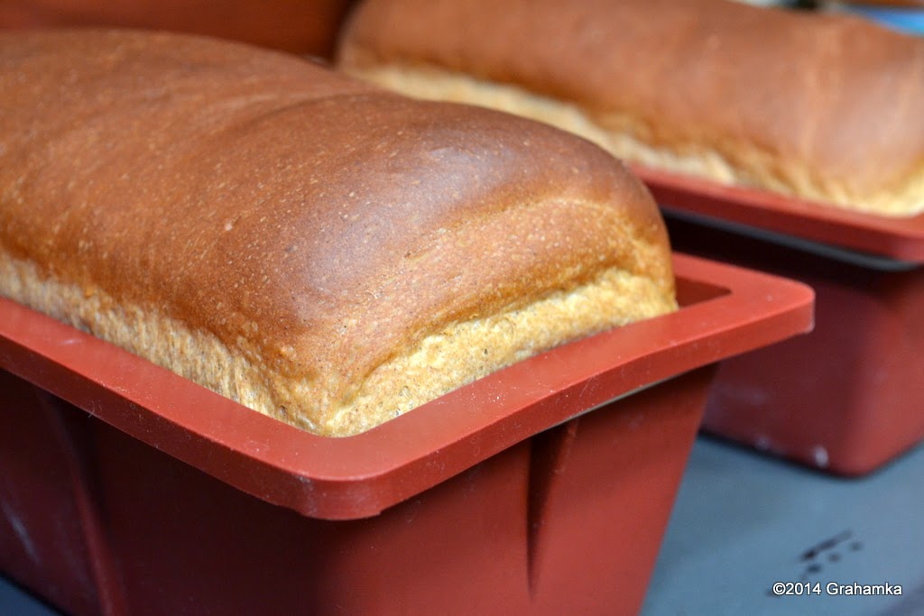 Upieczony chleb tyuż po wyjęciu z piekarnika.