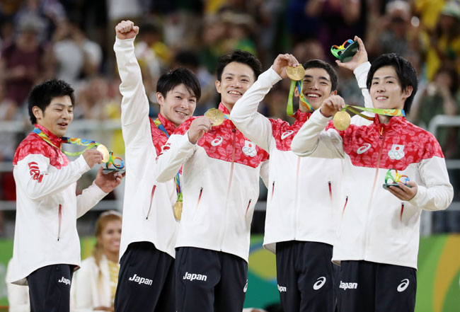リオ五輪男子体操団体：日本（金）、ロシア［銀］、中国［銅］。