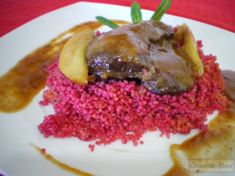 Carrilladas ibéricas al Oporto sobre cuscús de remolacha