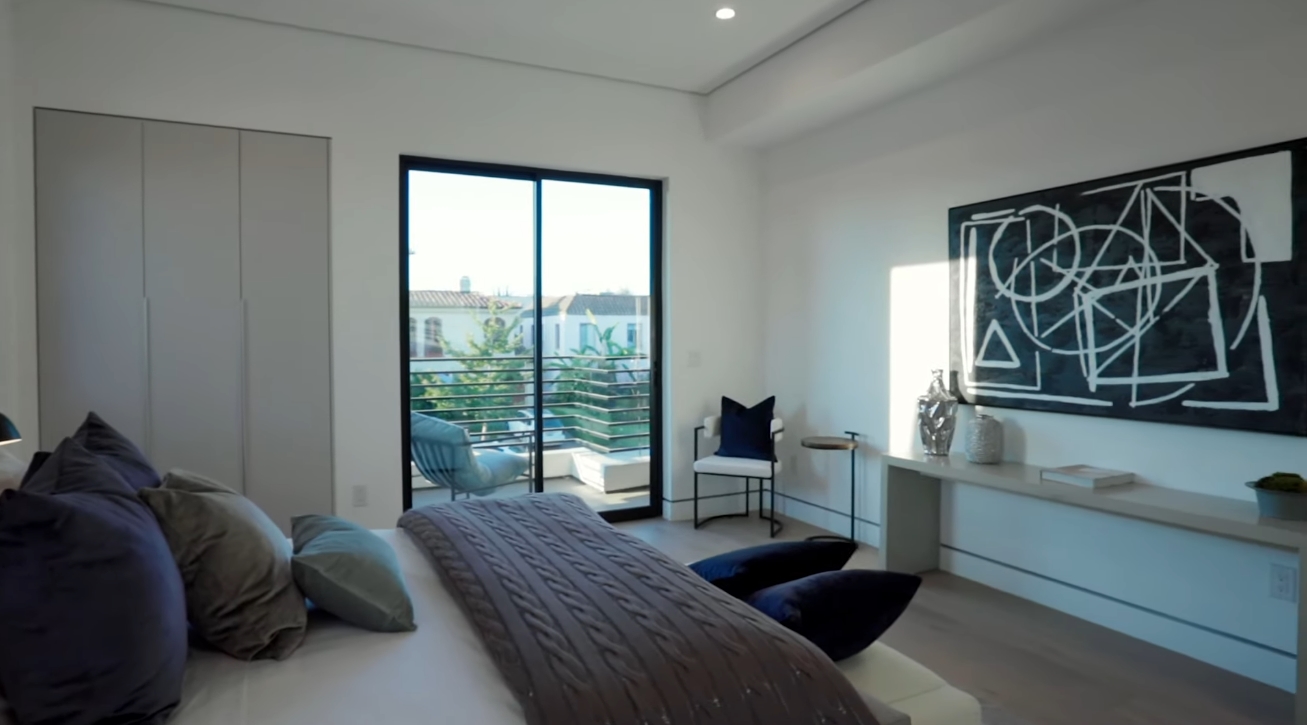 39 Photos vs. Inside a $4,000,000 Modern Mansion in Los Angeles with an INSANE Rooftop Deck! - Luxury Home & Interior Design Video Tour 39 Photos vs. Inside a $4,000,000 Modern Mansion in Los Angeles with an INSANE Rooftop Deck! - Luxury Home & Interior Design Video Tour