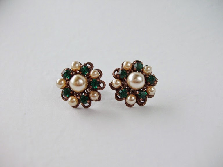button stud post earrings emerald green Swarovski crystal pearl earrings Estonia ビジュー bijoux ohrringe