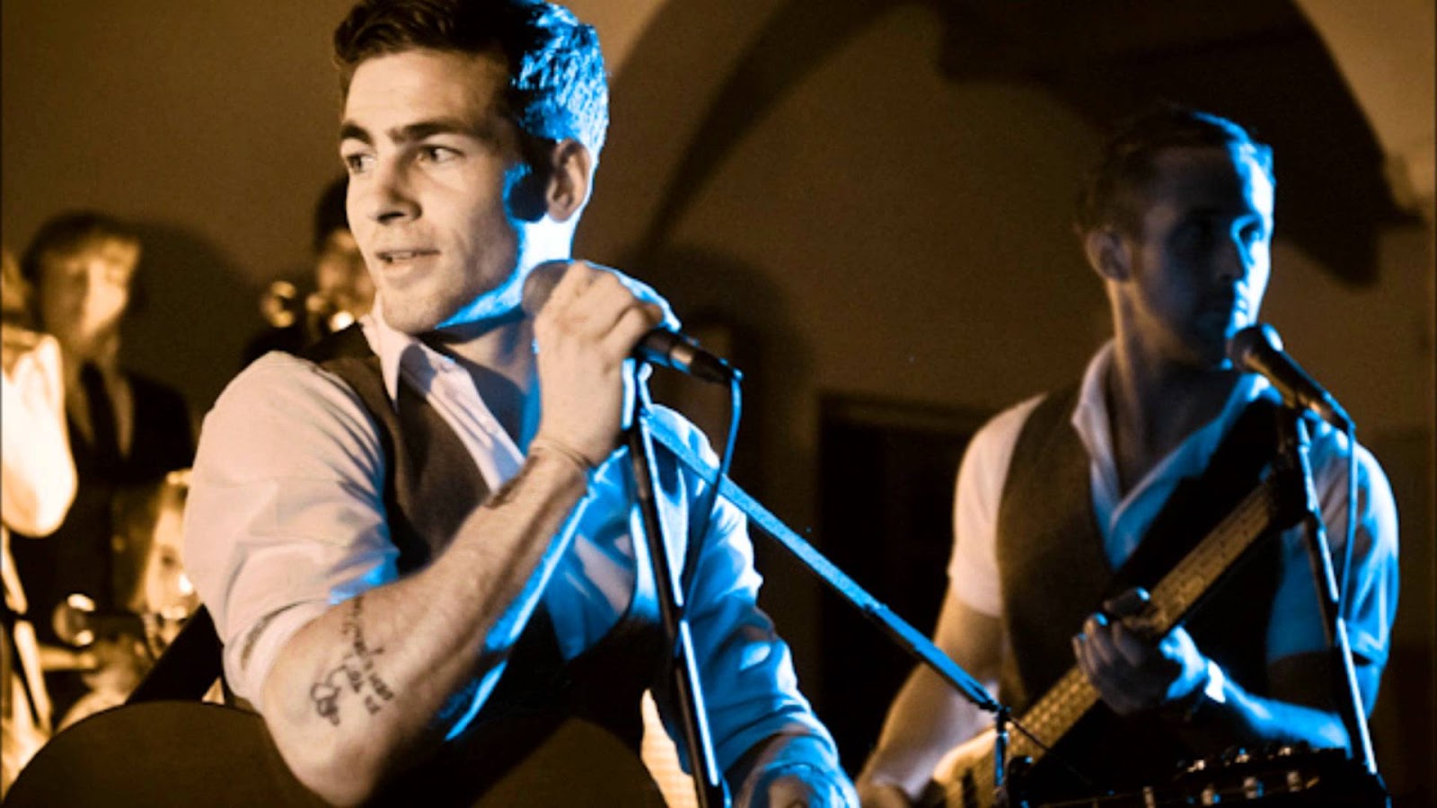 Lose your soul dead man's bones. Band “dead man's bones” пластинки. Man s bones. Группа dead man’s bones. Man s bones.