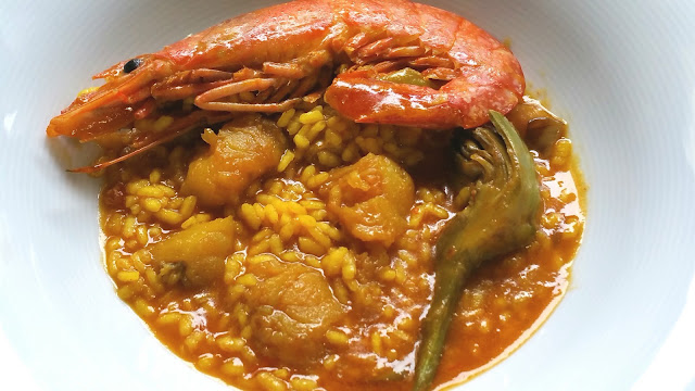 plato de arroz meloso con langostinos y alcachofas