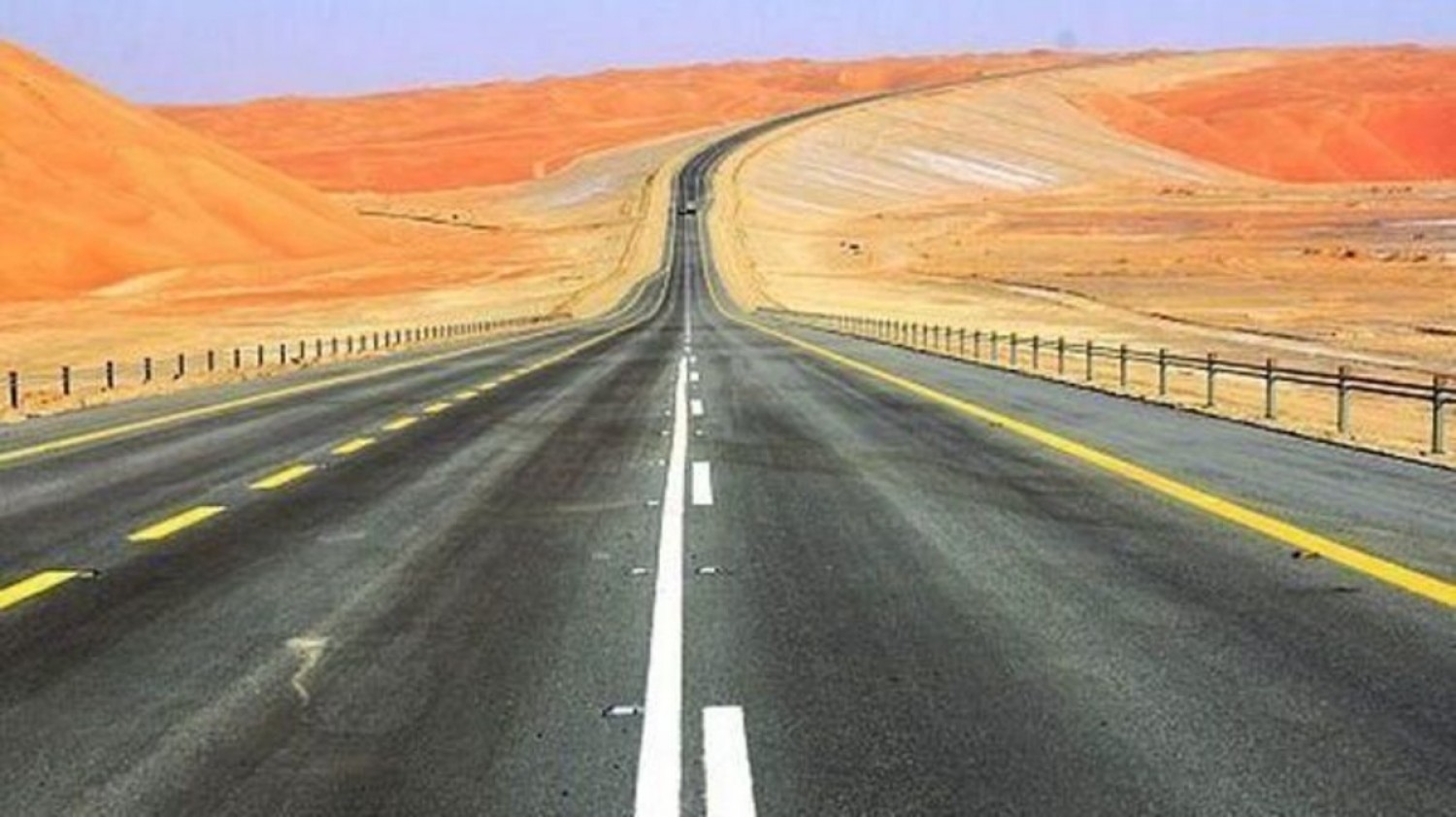 Саудовская аравия дороги. Дороги в Саудовской Аравии. Шоссе через пустыню. Автомобильные дороги Марокко. Дороги в Марокко.