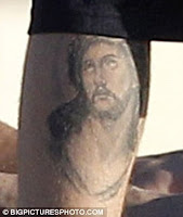 Justin Bieber Tattoos The Image Of Jesus On His Leg. 14