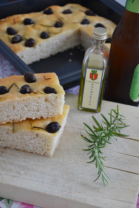 focaccia doppio rosmarino con olive nere