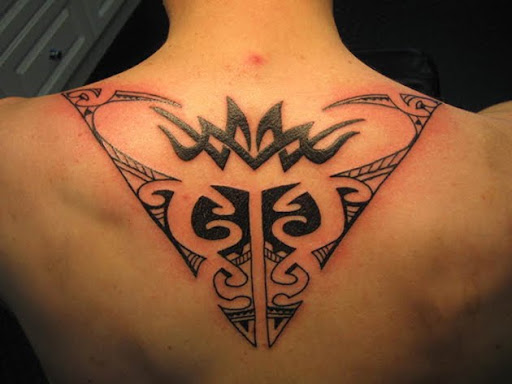 Este v volta em forma de tatuagem