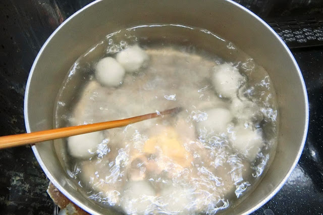 鍋に湯をたっぷり沸かし、丸めた団子を3分程度茹でたら氷水へ入れる