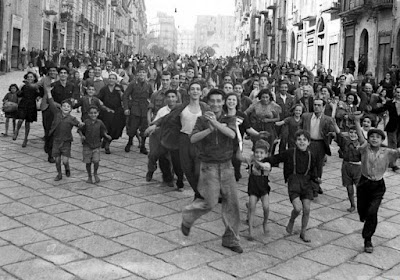 Italians greet Allied Troops in Naples - 1943