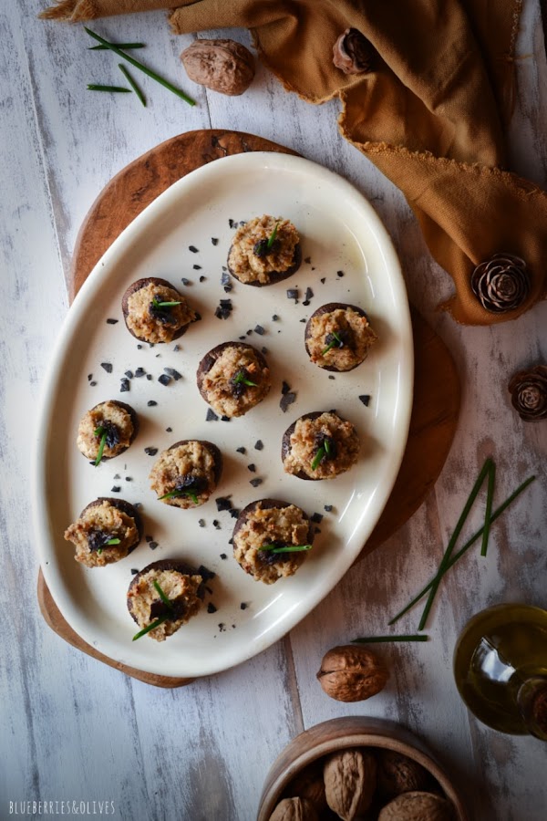 PLANO CENITAL CHAMPIÑONES RELLENOS, FONDO MADERA DESGASTADA, CEBOLLINO, NUECES