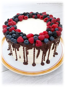 торт с глазурью и ягодами