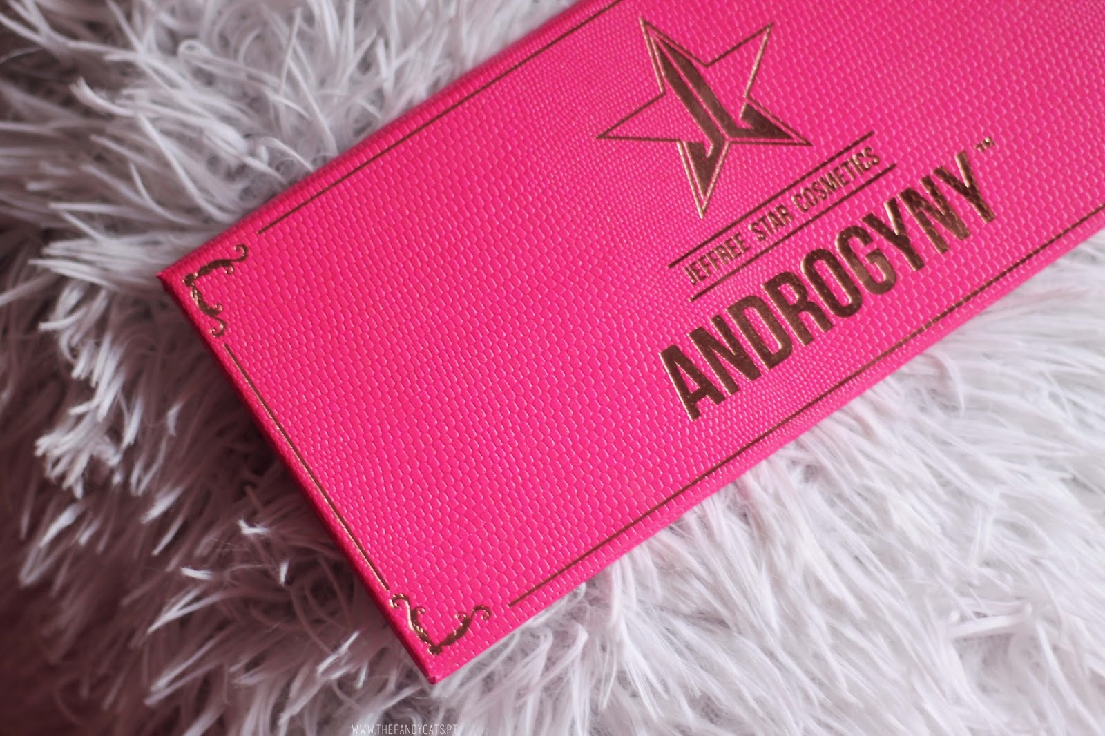 I have this palette since July and it has become one of my favorites. Although most of the shades seem to be completely out of my typical neutrals, I use it quite regularly. In this post I'll show you swatches and talk a little about the palette in general. Like all other Jeffree Star Cosmetics products, "Androgyny" is vegan and cruelty-free. Click to see swatches!