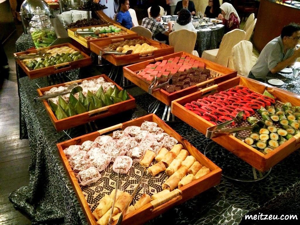 Buffet Kota Kinabalu / Buffet Counter - Picture of Kampung Nelayan ...