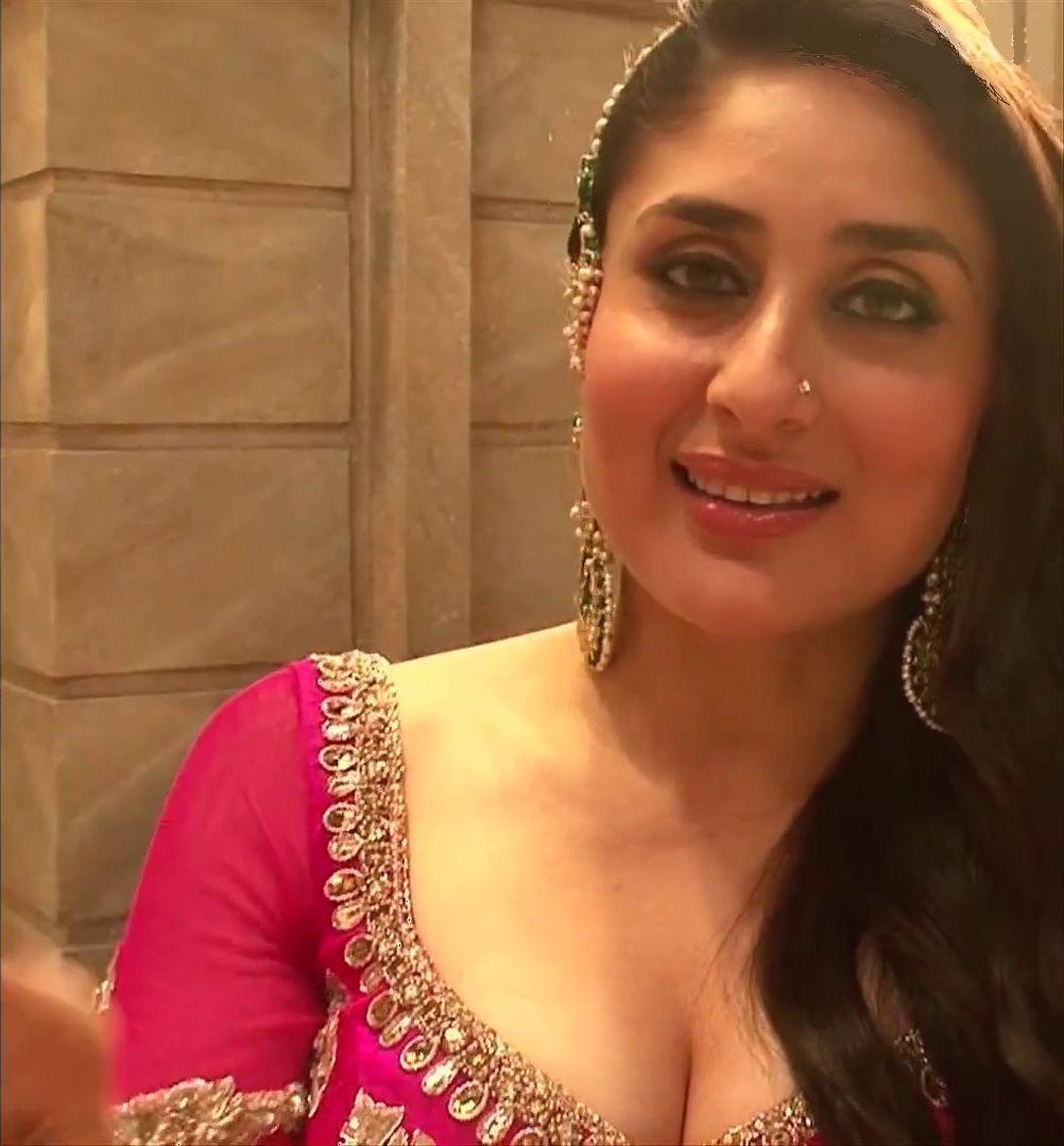 High Quality Bollywood Celebrity Pictures Kareena Kapoor Flaunts Deep Cleavage For The Mujra