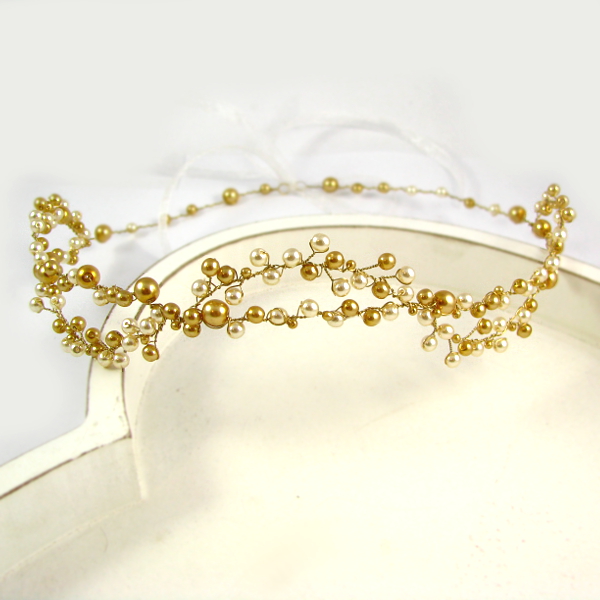 Tiara ślubna - wianek - z perłami w kolorze złotym i ecru.