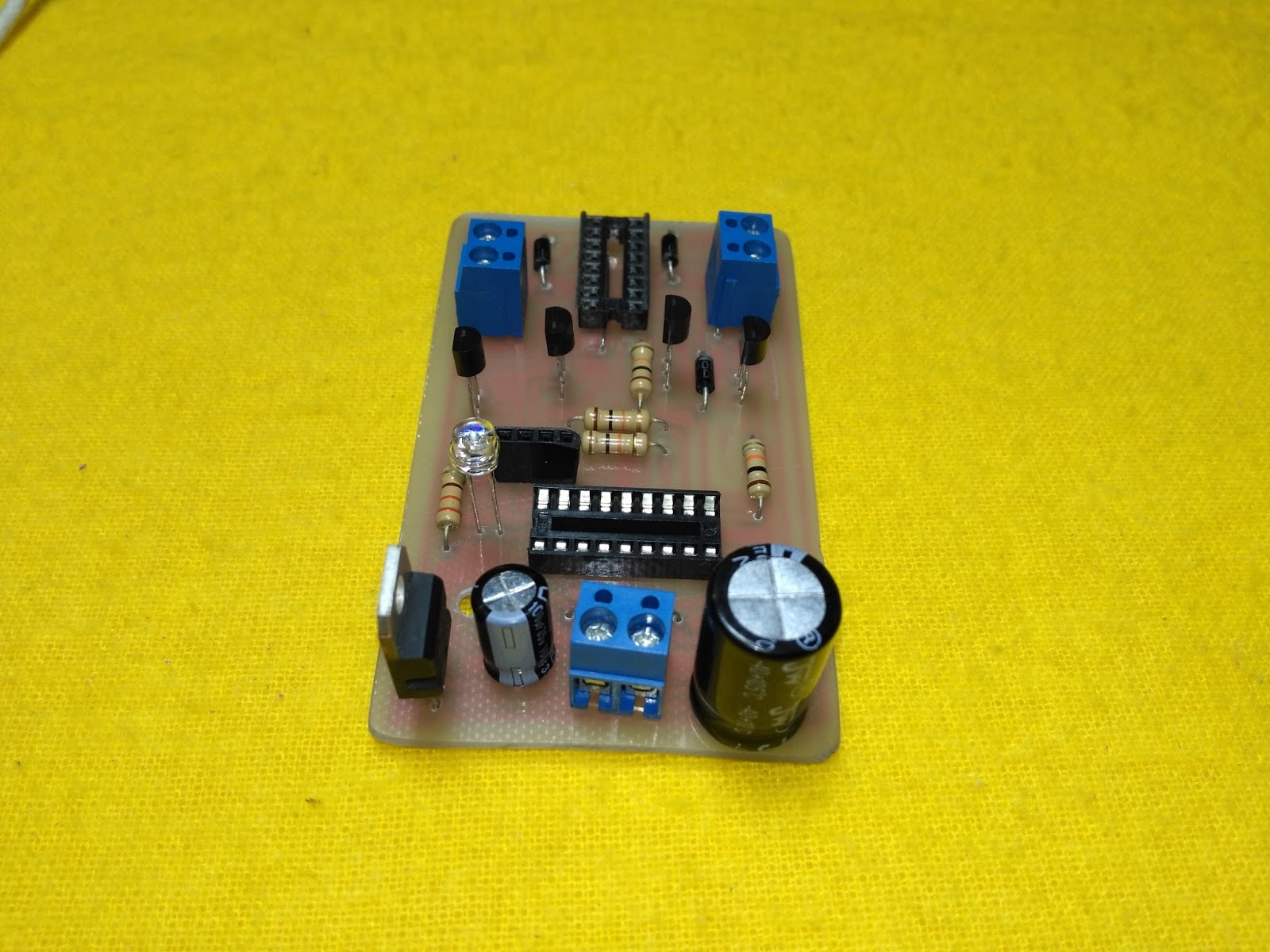 Como hacer un carrito a control remoto RF, en Protoboard y en Baquelita.