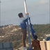 Αλβανοί; Πιάστηκαν ον κάμερα να κατεβάζουν και να σκίζουν την Ελληνική σημαία στο Ρέθυμνο (video)