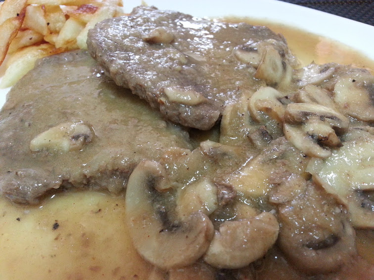 Filetes de ternera en salsa champiñones