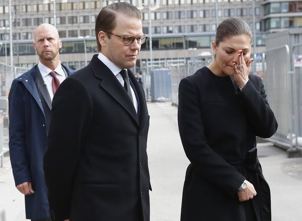 Crown Princess Victoria and Prince Daniel have this morning visited the scene of yesterday’s terror attack at a shopping centre in central Stockholm
