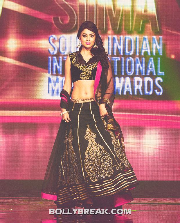  shriya saran navel ramp walk hot black dress - (6) - Ramp Show Pics - SOUTH INDIAN INTERNATIONAL MOVIE AWARDS FUNCTION