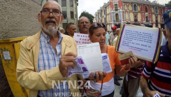 Pensionados y jubilados de la administración pública protestaron exigiendo el pago del bono de alimentación Pensionados y jubilados de la administración pública protestaron exigiendo el pago del bono de alimentación
