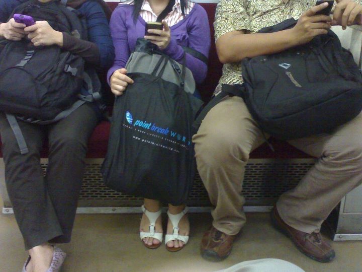 Catetan Wong Kesasar: Trend Kepala Menunduk